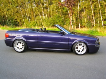 ATF-Tuning Audi 80: Gewindefahrwerk, Bastuck Edelstahl-Auspuffanlage, Vorne 9,5x17" RH ZW3 mit 215/45-17, Hinten 10x17" RH ZW3 mit 235/40-17, Stern in Wei, Aussenbetten hochglanzpoliert, Porsche-Embleme
