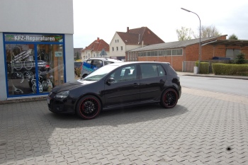 ATF-Tuning Golf 5: 2,0 TFSI Forge Motorsport Pop Off Ventil, 8x19" Barracuda Voltec T6 "Pure Sport" matt schwarz mit rotem Felgenring